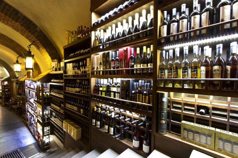 vente-BAIROLS-min_world_street_travel_shop_canon_georgia_wine_bottles-429767